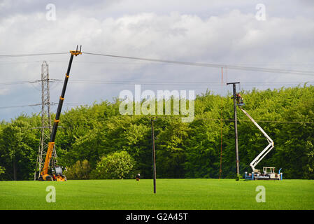 Ingenieure konstruieren neue Power line Pylonen und Kabel Leeds Yorkshire Großbritannien Stockfoto
