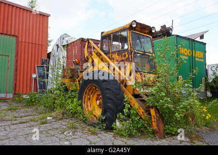 rostige alte gelbe Traktor, Finnland Stockfoto