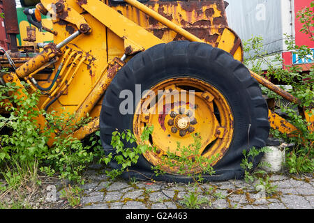 rostige alte gelbe Traktor, Finnland Stockfoto