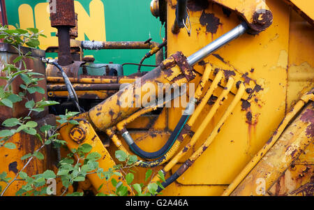 rostige alte gelbe Traktor, Finnland Stockfoto