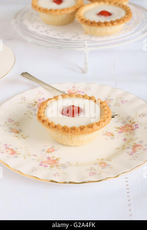 Kirsche Bakewell tart Frangipane Gebäck selektiven Fokus auf die Kirsche Stockfoto