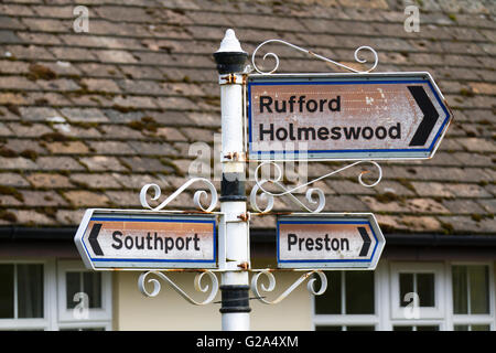 Altes viktorianisches Dorfverkehrsschild, Wegweiser für Old UK in Mere Brow, Lancashire. Stockfoto