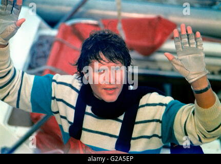 AJAX-NEWS-FOTOS. 1986. GOSPORT, ENGLAND. -WHITBREAD RENNENDE - POP STAR SIMON LE BON, BESITZER DER YACHT TROMMEL, GIBT EIN SIEG GRÜßEN BEI DER ANKUNFT AM ENDE DER 1985/6 RENNEN IN GOSPORT.  FOTO: ADAM EASTLAND/AJAX REF: HDD/PEO/LE BON/DRUM 86 Stockfoto