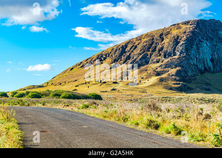 Ansicht von Moai in dem Steinbruch an der Vulkan Rano Raraku in Osterinsel Rapa Nui, Chile Stockfoto