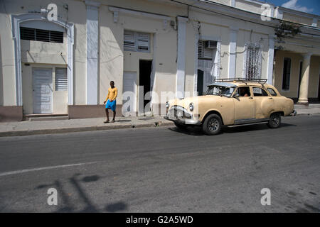 Eine alte restaurierte 50er amerikanisches Auto verwendet als Taxi fahren auf den Straßen von Cienfuegos Kuba Stockfoto