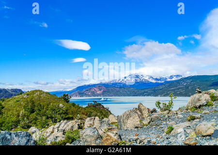 Grau-See im Terres Del Paine Nationalpark mit Eisberg im Wasser, Südchile Stockfoto