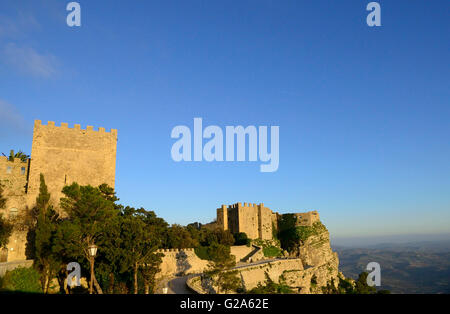 Blick auf die normannische Burg namens Torri del Balio, Erice Stockfoto