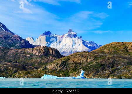 Blick auf den schönen Mountain grau See mit Eisberg schwimmt auf dem Wasser in Patagonien, Chile Stockfoto