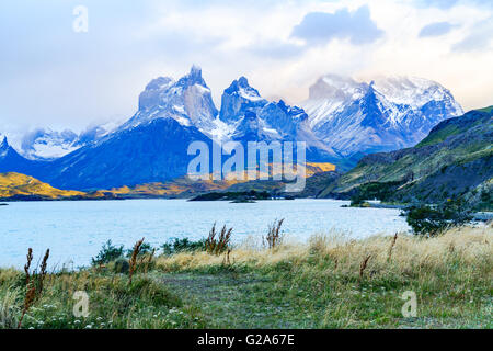 Blick auf Cuernos del Paine von See Pehoe am frühen Morgen Stockfoto