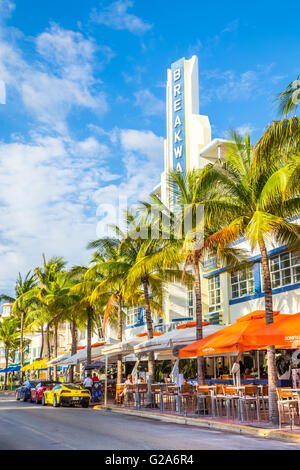 Blick auf Landmark Hotel und Restaurant am Ocean Drive im Art-Deco-Viertel von South Beach. Stockfoto