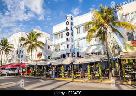 Blick auf Landmark Hotel und Restaurant am Ocean Drive im Art-Deco-Viertel von South Beach. Stockfoto