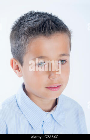 Niedliche kleine Junge isoliert auf weißem Hintergrund im studio Stockfoto