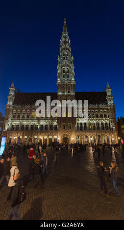Rathaus am Grand Place oder Grote Markt in der Nacht, Brüssel, Belgien Stockfoto