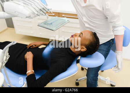 Porträt der schönen afrikanischen oder schwarze Amerikanerin warten auf zahnärztliche Untersuchung Stockfoto