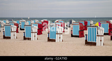 Leere Strandkörbe an der Ostsee, Warnemünde, Rostock, Mecklenburg-Western Pomerania, Deutschland Stockfoto