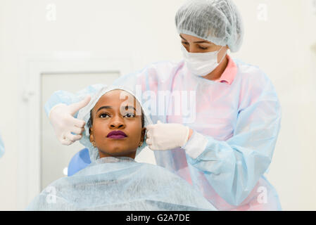 Zahnarzt Assistent setzen Peeling Obergrenze bei weiblichen Patienten in der Zahnklinik Stockfoto