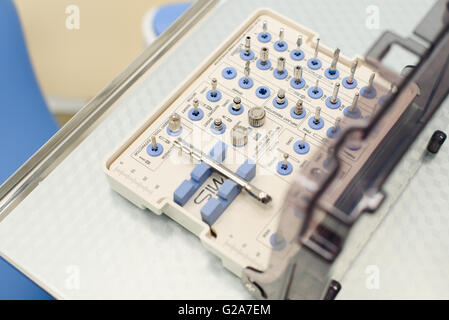 Kunststoff-Gehäuse einen Satz Bohrer mit farbcodierten Gesundheit. Werkzeuge für zahnärztliche Orthopädie-Techniker Stockfoto