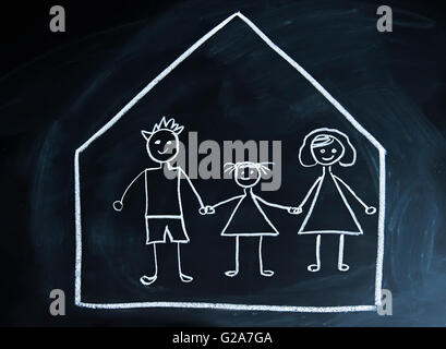 Glücklich glücklich Familie gezeichnet auf einer Tafel Stockfoto