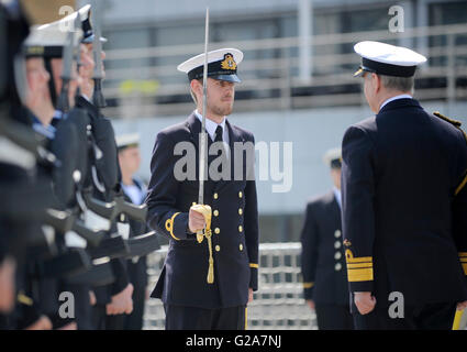 Der Duke of York prüft der Guard of Honour während eines Besuchs in HMS Duncan auf den Beginn der Schlacht von Jütland hundertjährigen Erinnerungen am Kai der Themse in London, West India Dock. Stockfoto