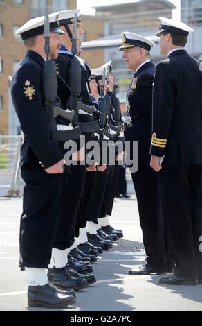 Der Duke of York prüft der Guard of Honour während eines Besuchs in HMS Duncan auf den Beginn der Schlacht von Jütland hundertjährigen Erinnerungen am Kai der Themse in London, West India Dock. Stockfoto