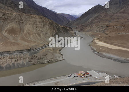 Zusammenfluss der Flüsse Indus und Zanskar, Ladakh, Jammu und Kaschmir, Indien Stockfoto