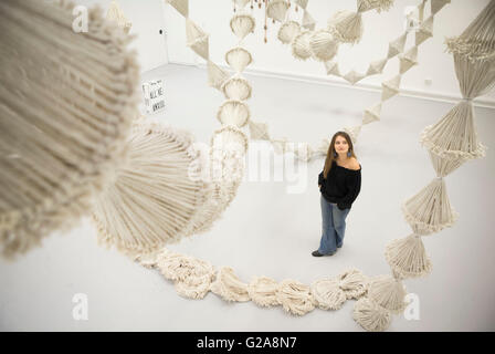 Bildhauer Lucy Wayam mit ihrer unbetitelten Arbeit mit Wischmopp-Köpfe während der Edinburgh College of Art Grad Messevorschau konstruiert. Stockfoto