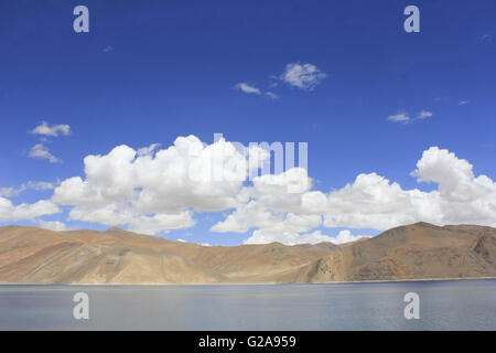 Pangong TSO (oder Pangong Lake; TSO: Ladakhi für See) im Himalaya, Indien Stockfoto