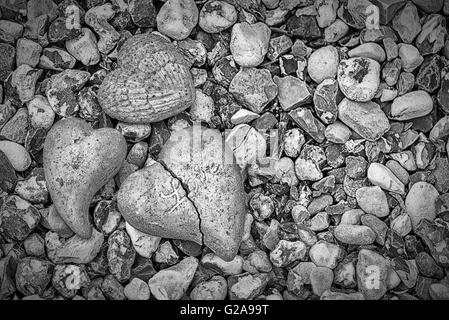 Drei Herzen aus Stein vor dem stoney Hintergrund. Stockfoto