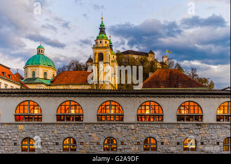 Slowenien-Ljubljana Markthalle entlang des Flusses Ljubljanca-Architekten Joze Plecnik Stockfoto