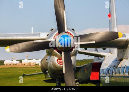 Alten Turboprop-Transportflugzeuge Stockfoto