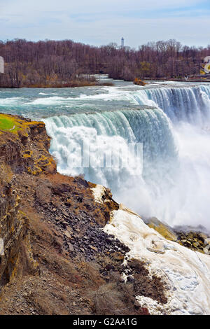 Niagarafälle von der amerikanischen Seite. Ein Blick auf die American Falls und Bridal Veil Falls Stockfoto