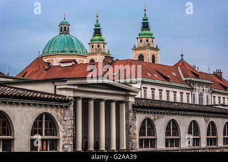 Slowenien-Ljubljana Markthalle entlang des Flusses Ljubljanca-Architekten Joze Plecnik Stockfoto