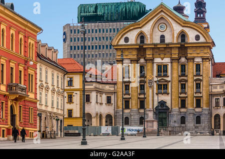 Slowenien Ljubljana Kongresni Trg - Ursulinen-Kirche der Heiligen Dreifaltigkeit-(Ursulinska Cerkev Sv. Trojice) Stockfoto