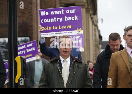 Die UKIP Führer Nigel Farage während Ukips Referendum Busausflug in Newcastle. Stockfoto