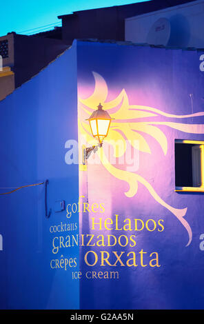 Bar-Schild an den Port District bei Nacht. Denia. Alicante. Valencia Community. Spanien. Stockfoto