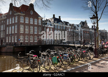 Fahrräder-Linie einen Kanal im Zentrum von Amsterdam. Radfahren ist eine beliebte Transportmittel innerhalb der Stadt. Stockfoto