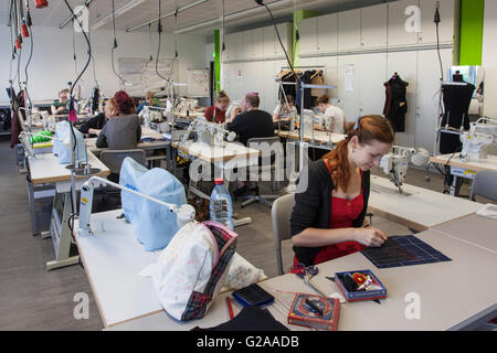 Praktischer Unterricht an der Nähmaschine für angehende Näherinnen Stockfoto