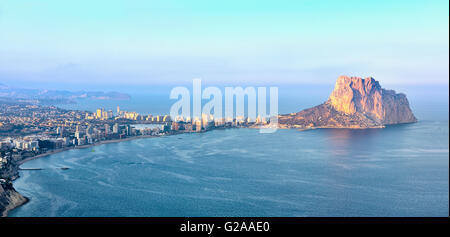 Übersicht der Stadt Calpe mit Penyal dÕIfac. Calpe. Alicante. Valencia Community. Spanien. Stockfoto