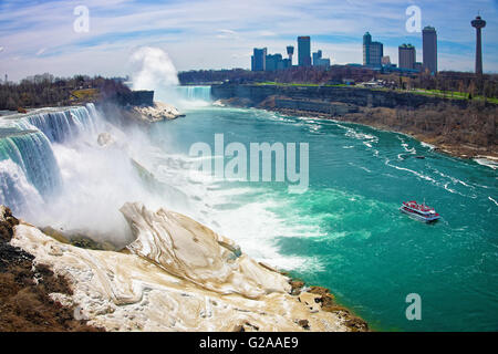 Niagara Falls und Fähre am Niagara River von der amerikanischen Seite. Ein Blick auf die American Falls, Bridal Veil Falls, Goat Island, Horseshoe Falls und Kanada Wolkenkratzer auf dem Hintergrund. Stockfoto