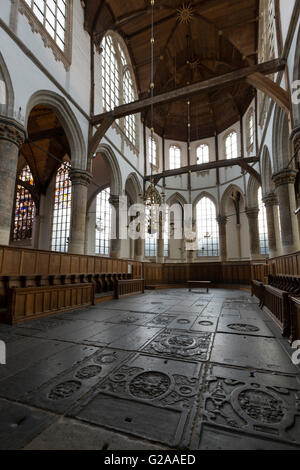 Innere der Oude Kerk, Amsterdam, mit Steinboden, Chorgestühl und Altar. Stockfoto