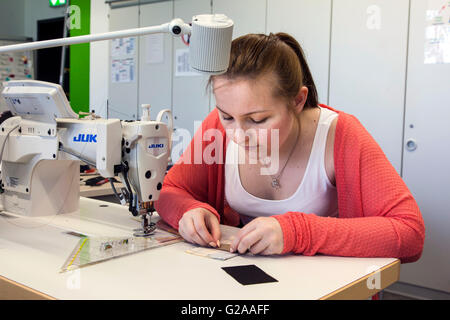 Praktischer Unterricht an der Nähmaschine für angehende Näherinnen Stockfoto