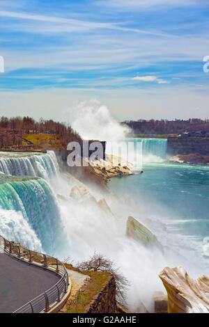 Niagarafälle von der amerikanischen Seite gesehen. Blick vom Niagara Staatspark auf American Falls, Bridal Veil Falls, Goat Island Stockfoto