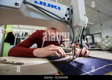 Praktischer Unterricht an der Nähmaschine für angehende Näherinnen Stockfoto