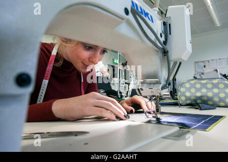 Praktischer Unterricht an der Nähmaschine für angehende Näherinnen Stockfoto