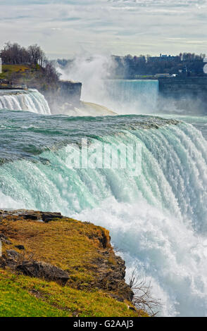 Niagara-Fälle betrachtet von amerikanischer Seite. Blick vom Niagara Staatspark auf American Falls, Bridal Veil Falls, Goat Island Stockfoto