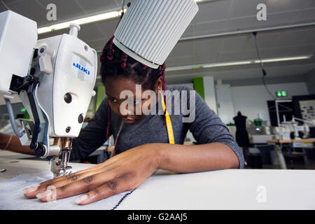 Praktischer Unterricht an der Nähmaschine für angehende Näherinnen Stockfoto