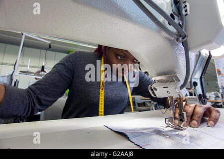 Praktischer Unterricht an der Nähmaschine für angehende Näherinnen Stockfoto