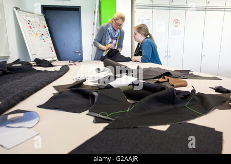 Lehrer und schneidern Lehrling beim Schneiden. Stockfoto