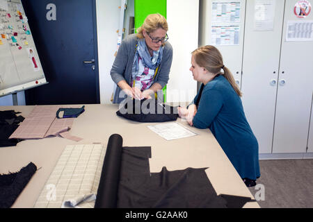 Lehrer und schneidern Lehrling beim Schneiden. Stockfoto