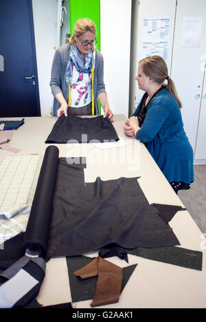 Lehrer und schneidern Lehrling beim Schneiden. Stockfoto